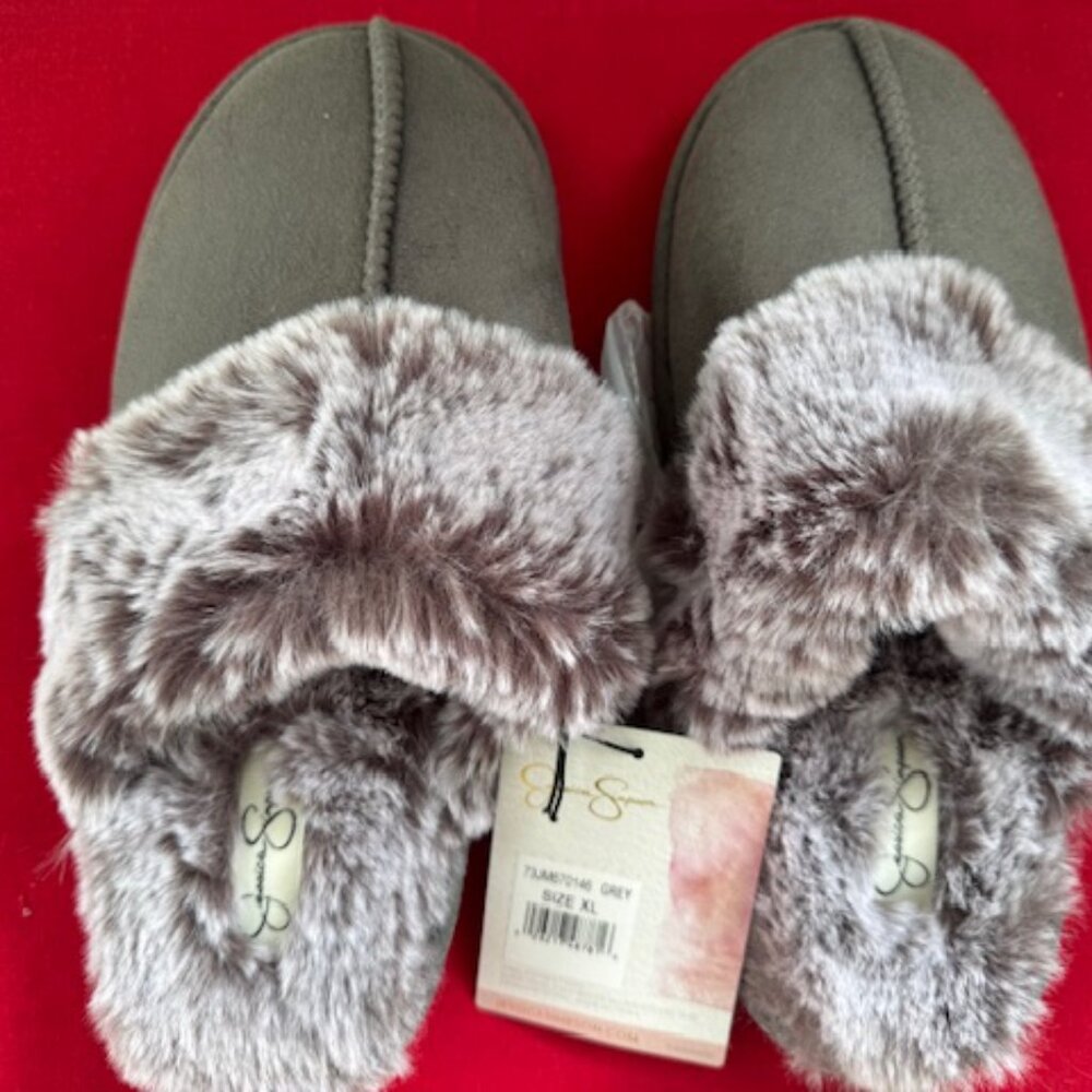 Jessica Simpson Women faux fur slipper color purple memory foam anti slip sole.